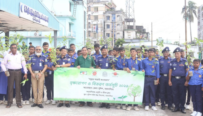 ​সবুজ বাংলাদেশ গড়ার প্রত্যয়ে ময়মনসিংহে পুলিশের বৃক্ষরোপণ
