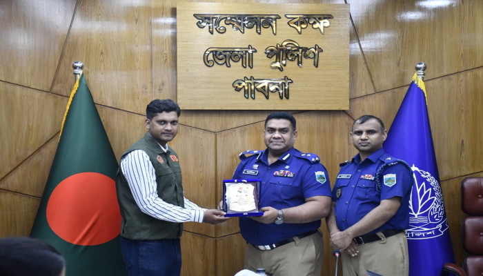 ​অবসরপ্রাপ্তদের সম্মাননা ও কৃতি পুলিশ সদস্যদের পুরস্কৃত করলেন ডিআইজি আশিক সাঈদ