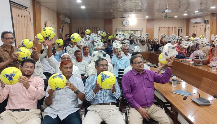 ​গোমস্তাপুরে প্রাথমিক বিদ্যালয়ের শিক্ষার্থীদের মাঝে ক্রীড়া সামগ্রী বিতরণ