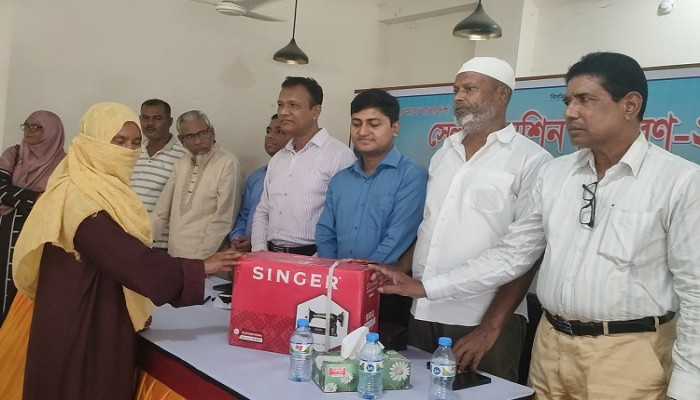 ​গাংনীতে ৬০টি দুস্থ পরিবারের মাঝে সেলাই মেশিন বিতরণ
