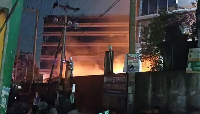 সাভারে কারখানা চত্বরে কাভার্ড ভ্যানে থাকা সিলিন্ডার বিস্ফোরণে নিহত ৬, আহত ২০