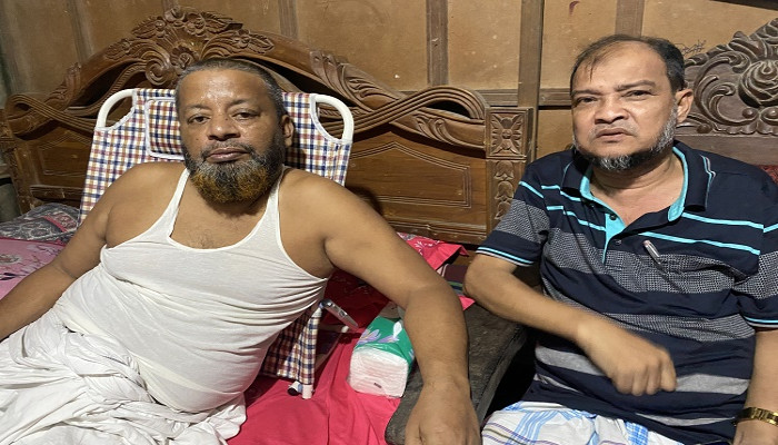সড়ক দুর্ঘটনায় আহত কেশারপাড়ের ইউপি চেয়ারম্যান আবদুল হককে দেখতে এলেন ‘দৈনিক আজকের আওয়াজ’ প্রতিনিধি