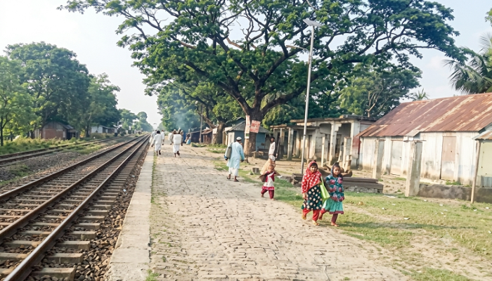​আত্রাইয়ের শাহাগোলা রেলওয়ে স্টেশনে ট্রেন আসে যায় তবে ঘন্টা বাজেনা