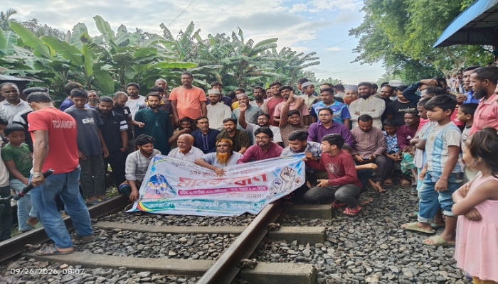 দুই মাসের আল্টিমেটাম দিয়ে কর্মসূচি স্থগিত ৫ ঘণ্টা পর ট্রেন চলাচল স্বাভাবিক