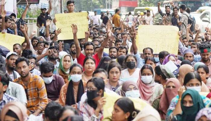সারাদেশ থেকে প্রাথমিকে নিয়োগবঞ্চিতরা শাহবাগে