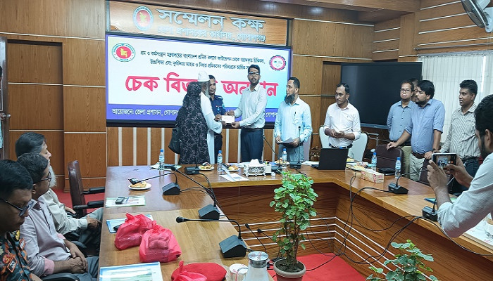 গোপালগঞ্জে শিশুশ্রম পরিবীক্ষন কমিটির সভা শেষে শ্রমিক কল্যান ফাউন্ডেশনের চেক বিতরণ