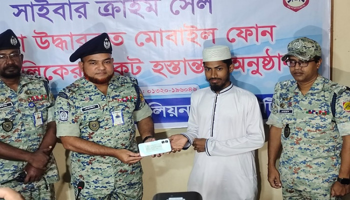 ৫৩টি হারানো মোবাইল ও ভুল নম্বরে যাওয়া টাকা ফেরত পেলেন ভুক্তভোগীরা