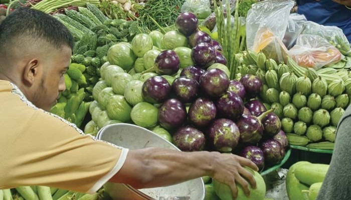 শীতের সবজি উঠলেও বাজারে কমেনি দাম