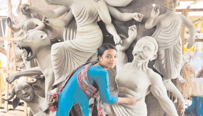 চাটমোহরের বেলগাছিতে তৈরি হচ্ছে অর্ধশতাধিক দুর্গা প্রতিমা