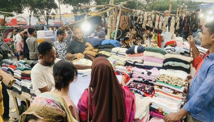 শীত নামার আগেই নিউ মার্কেটে গরম কাপড়ের পসরা