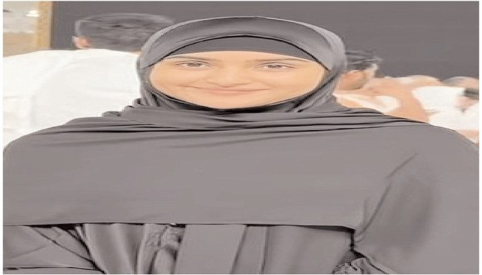 ওমরাহ পালন করে আবেগাপ্লুত কেয়া পায়েল
