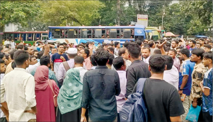 প্রশ্নফাঁসের অভিযোগে পরীক্ষা স্থগিত, নীলক্ষেত অবরোধ
