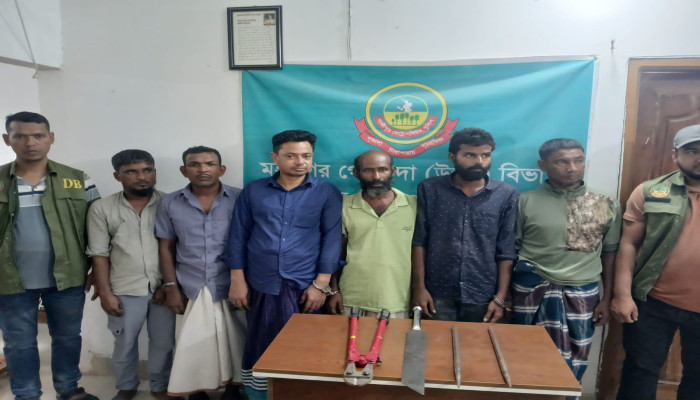 ​‎গাজীপুরে আন্তজেলা ডাকাত দলের ৬ সদস্য গ্রেপ্তার, পিকআপসহ দেশীয় অস্ত্র উদ্ধার