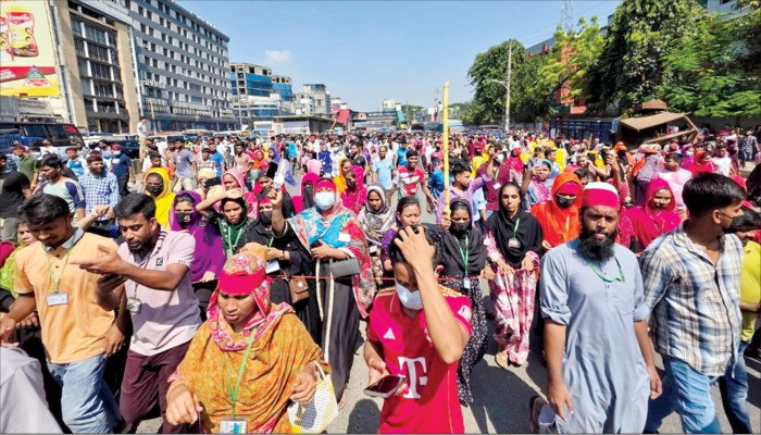 শ্রীপুরে শ্রমিক বিক্ষোভে রাবার বুলেট ও সাউন্ড গ্রেনেড নিক্ষেপ
