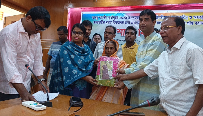 ​সাপাহারে শারদীয় দুর্গোৎসব উপলক্ষে অসহায় নারীদের মাঝে শাড়ি বিতরণ