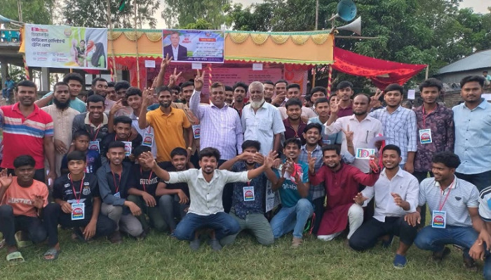 সাঁথিয়ায় ফুটবল টুর্নামেন্টের শিরোপা জিতল হুইখালি সোনালী সংঘ