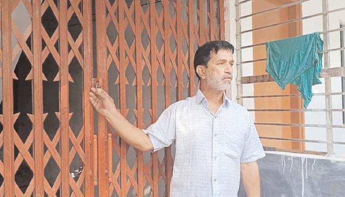কাদিরপুরে রাতের অন্ধকারে বিএনপি নেতা ও শিক্ষকের বাড়িতে তালা, চরম আতঙ্কে ভুক্তভোগীরা
