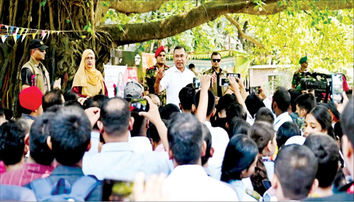 সাড়ে চার ঘণ্টায় ১৩ স্থানে প্রধানমন্ত্রীর আকস্মিক পরিদর্শন