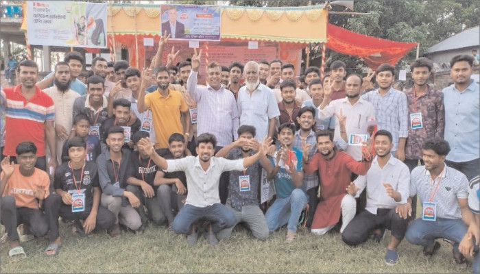 সাঁথিয়ায় ফুটবল টুর্নামেন্টের শিরোপা জিতল হুইখালি সোনালী সংঘ