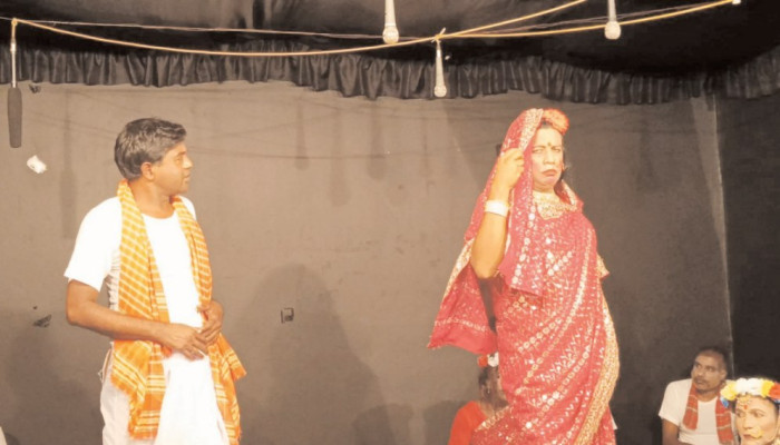 ঝিনাইদহে মঞ্চস্থ হলো লেটোযাত্রা ‘স্বামী-স্ত্রীর ঝগড়া’