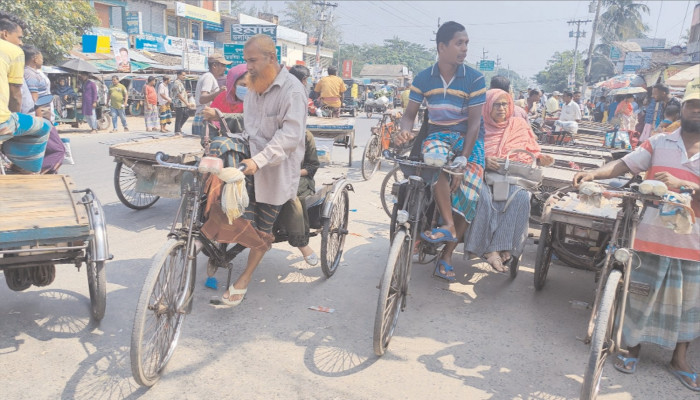 ডুমুরিয়ায় ব্যাটারিচালিত ভ্যানের দৌরাত্ম্যে অতিষ্ঠ জনজীবন, চরম ভোগান্তি সাধারণ মানুষের