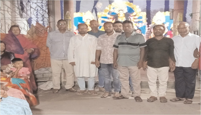 বাঘায় দুর্গাপূজার মণ্ডপ পরিদর্শনে বিএনপি নেতারা