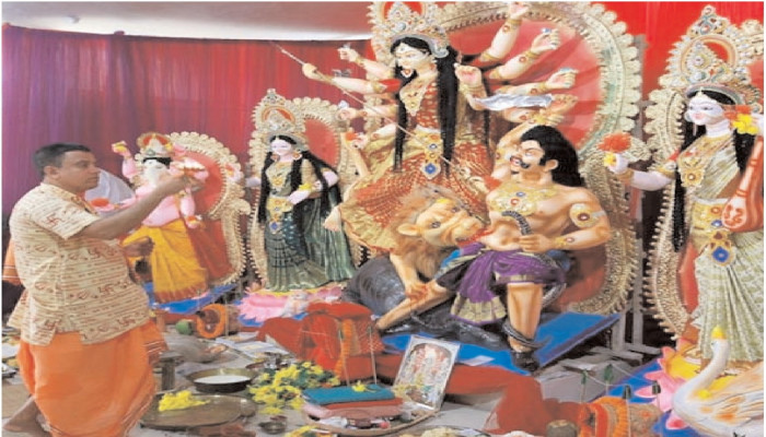 সনাতন ধর্মীয় শাস্ত্র মেনে তৈরি দুর্গা প্রতিমা পবিত্র শিল্পকর্ম
