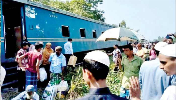 লাকসামে কর্ণফুলী ট্রেনের তিন বগি লাইনচ্যুত