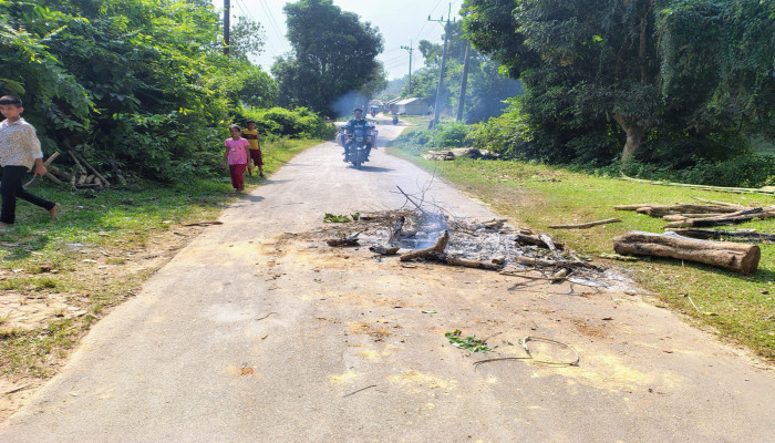রাস্তায় গুড়ি ফেলে অবরোধ চলছে খাগড়াছড়িতে, যান চলাচল বন্ধ