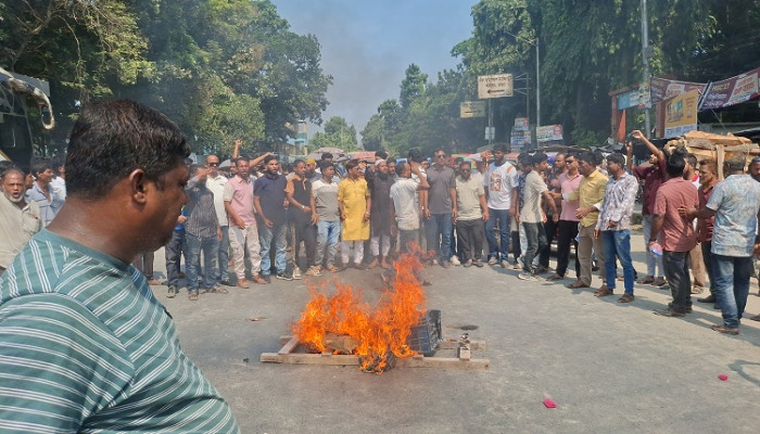 ​মাগুরায় শাকের হত্যার প্রতিবাদে বিক্ষোভ-মানববন্ধন, সড়ক অবরোধ করে শহর অচলের হুঁশিয়ারি