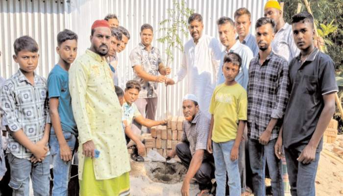 মাগুরায় সবুজ আন্দোলনের পক্ষ থেকে ফলদ ও ঔষধি গাছের চারা রোপণ